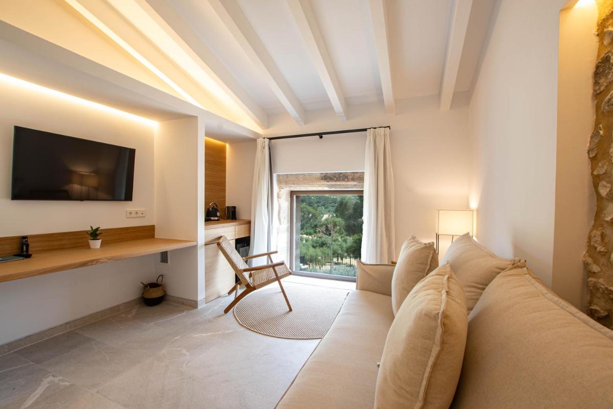 Una televisión o centro de entretenimiento en Fincahotel Treurer - Olive Grove & Grand House - Adults Only