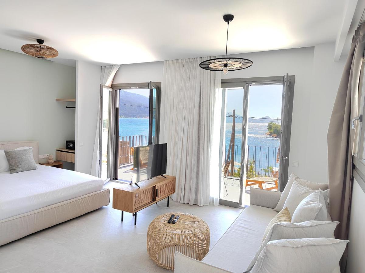 Trizonia Mare Suites - Housity