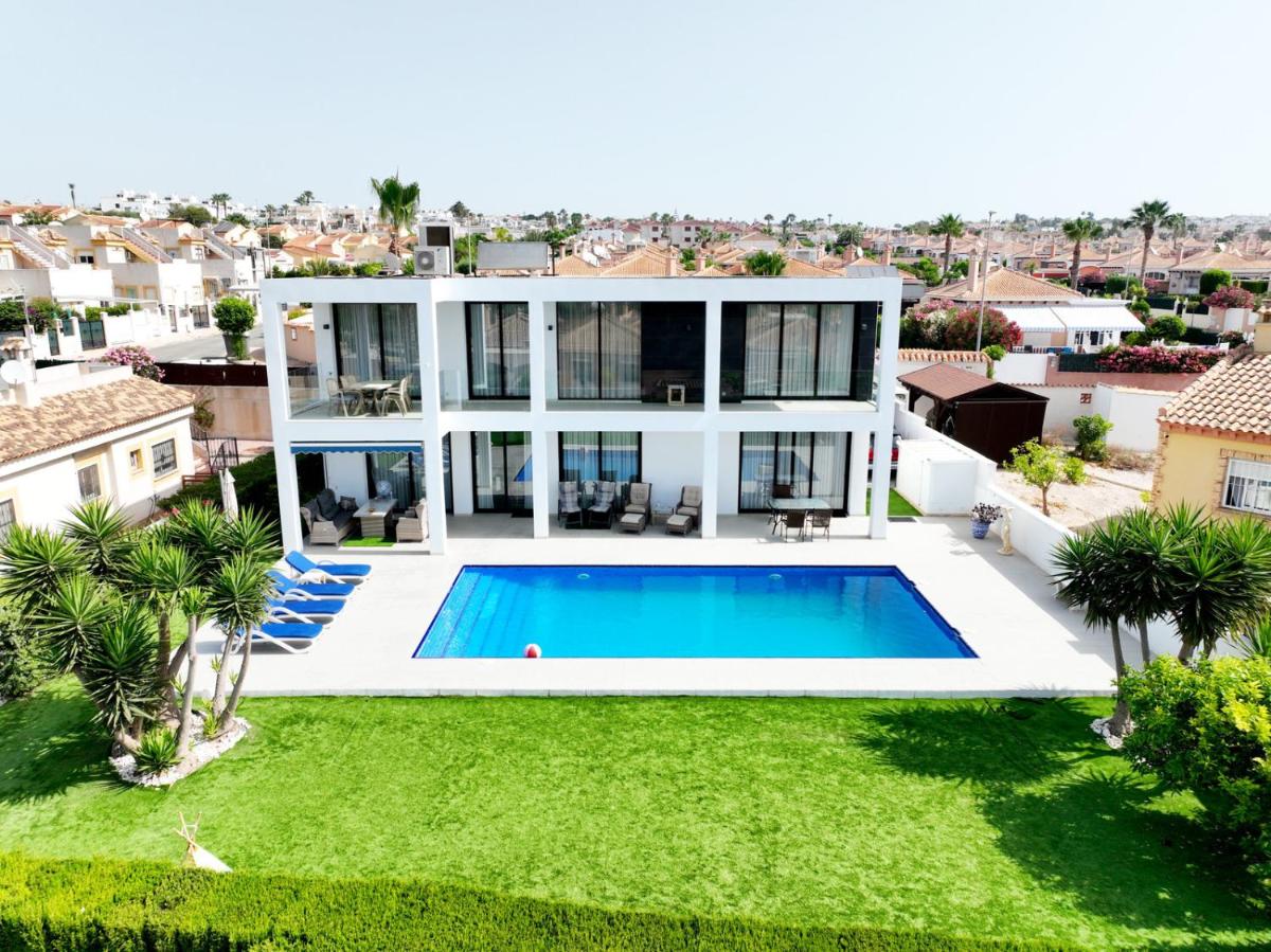 Luxury villa with large swimming pool and outdoor area - Housity