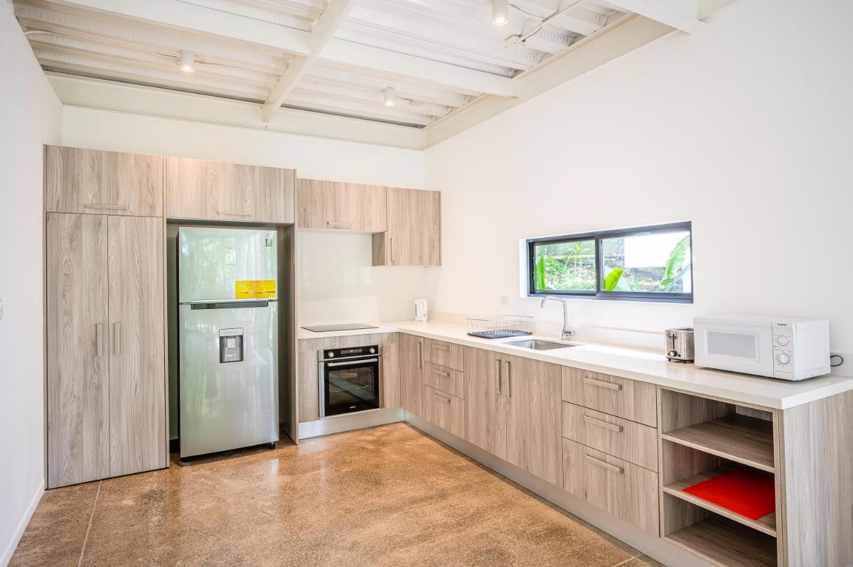 Surf Beachvilla Santa Teresa - walk-to-beach, huge yoga decks, 135 qm2 - Housity