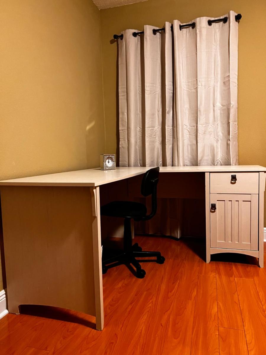 Modern Room With Shared Bathroom - Housity