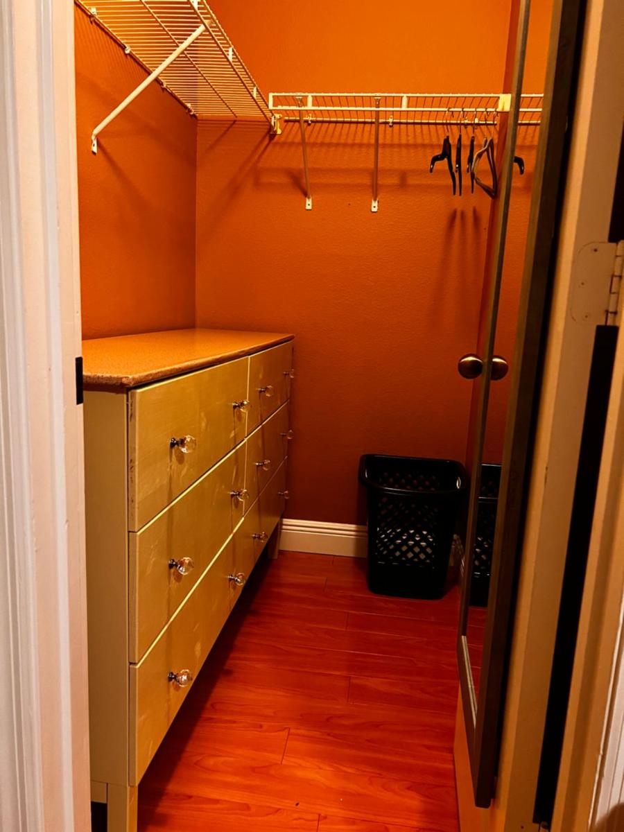 Modern Room With Shared Bathroom - Housity