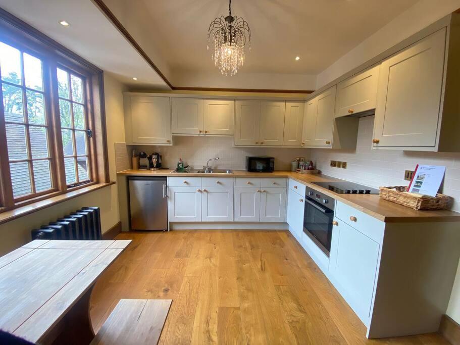 3 Bed Apartment Sleeps 6 Country House in Warwick - Housity