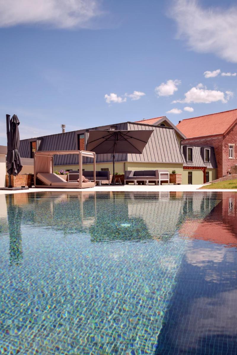 uma grande piscina em frente a uma casa em Pena D'Água Boutique Hotel & Villas na Covilhã