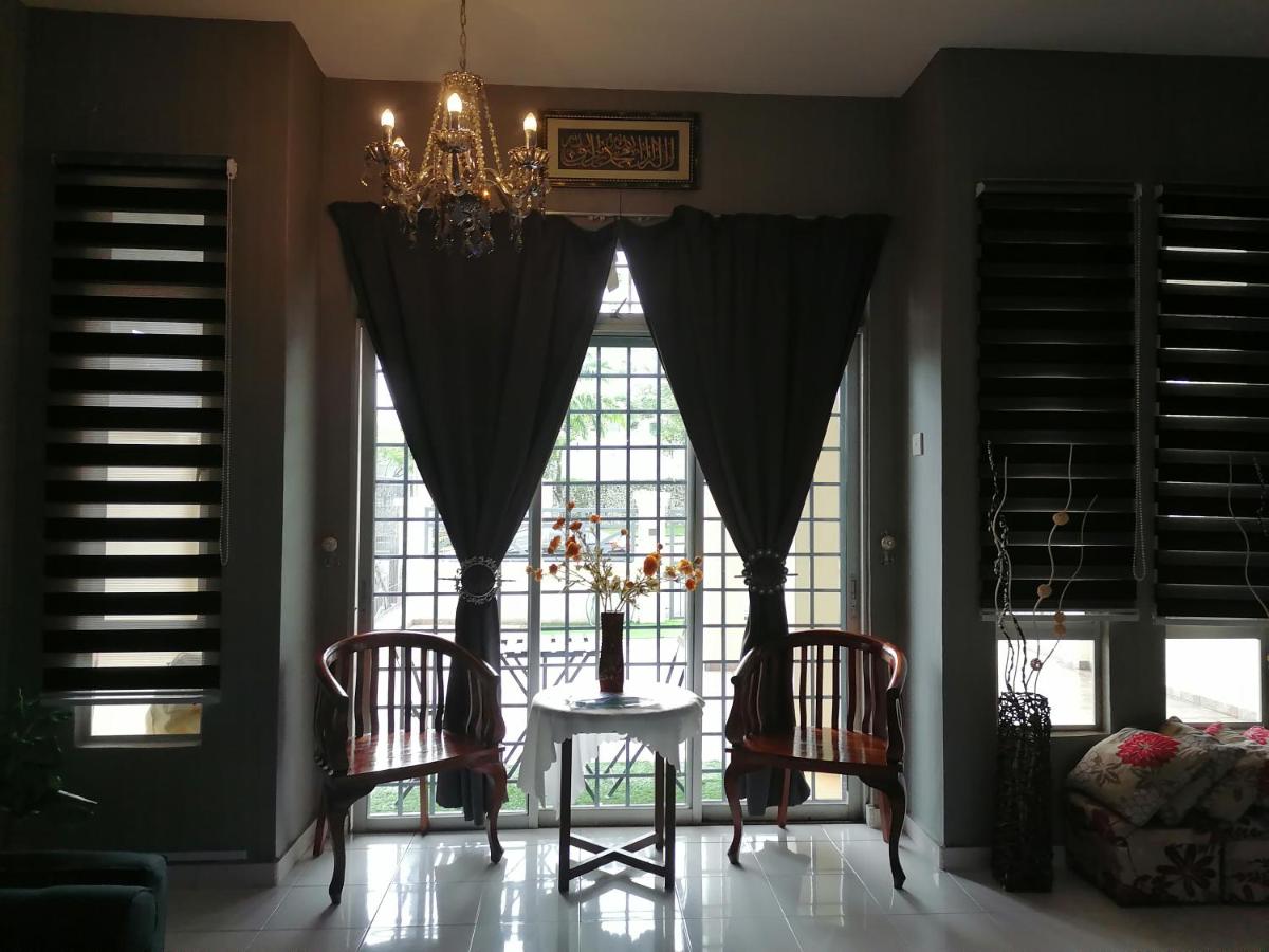 DKAMAR Homestay At Desaru, Fully Aircond, WiFi, Coway, Street View 4 min to Desaru Beach - Housity