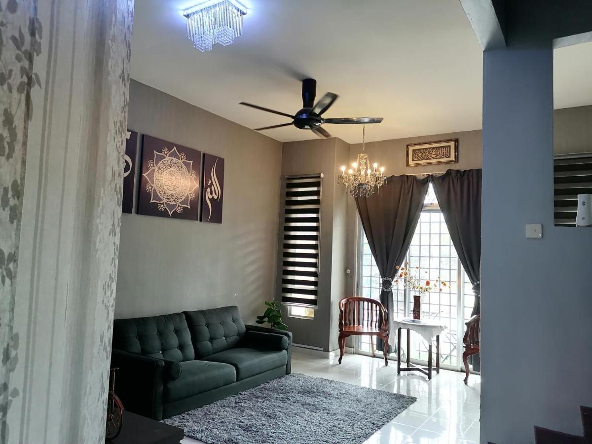 DKAMAR Homestay At Desaru, Fully Aircond, WiFi, Coway, Street View 4 min to Desaru Beach - Housity