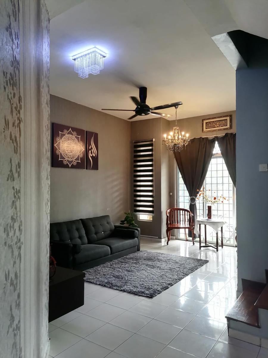DKAMAR Homestay At Desaru, Fully Aircond, WiFi, Coway, Street View 4 min to Desaru Beach - Housity