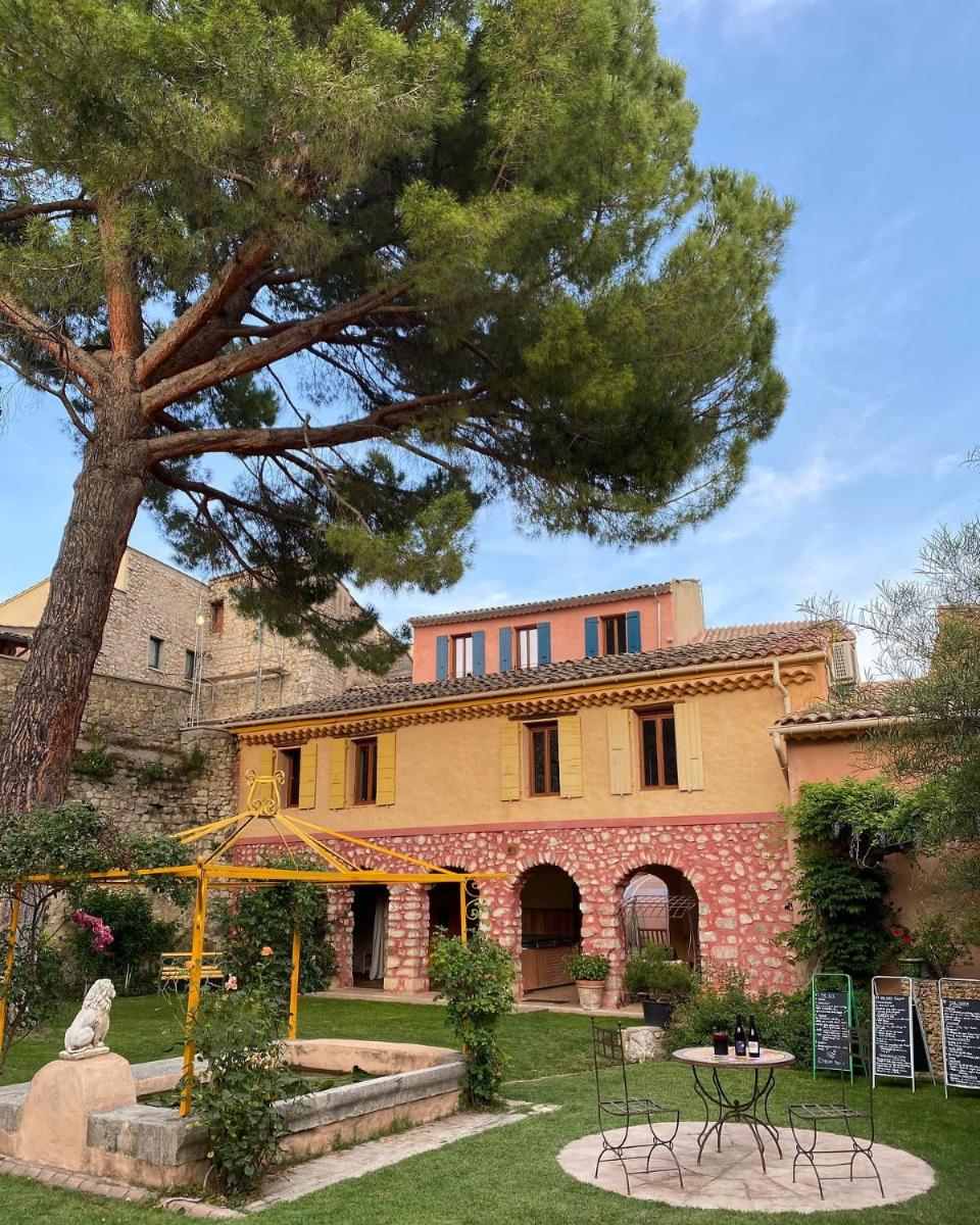 Jardin de l'établissement Les Arcades Le Lion D'or