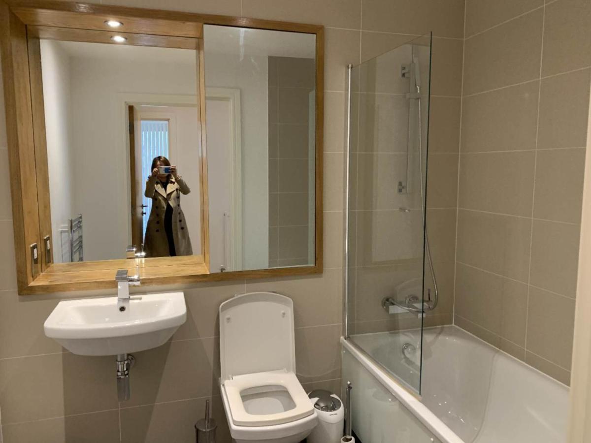 Suitetrails - Thames River view homestay private room