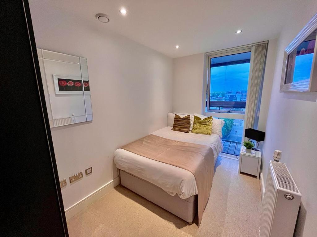 Suitetrails - Thames River view homestay private room
