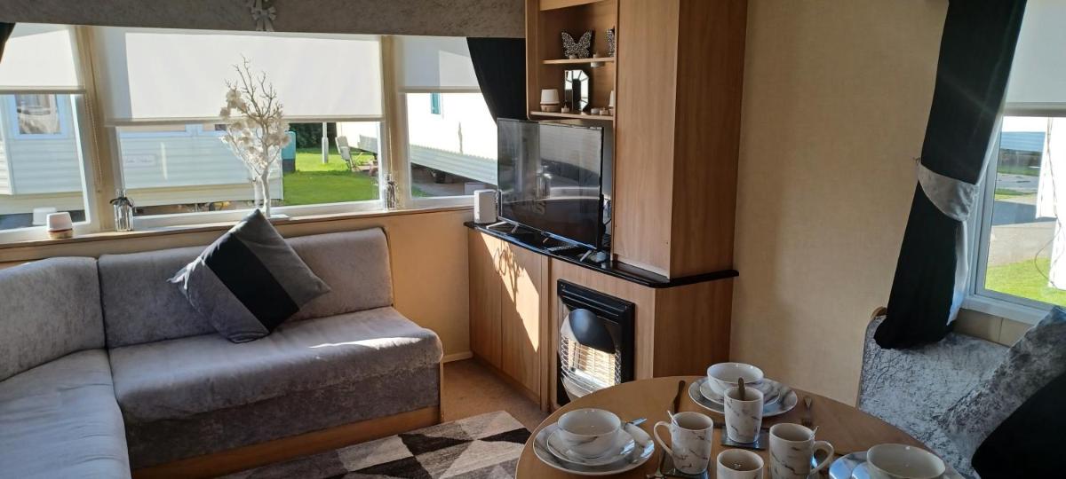 I & K Static Caravan Hire Sited On Winkups Towyn North Wales with Free Wi-Fi and netflix - Housity