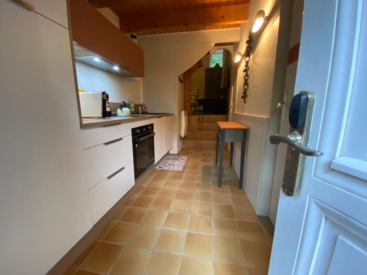 Cuisine ou kitchenette dans l'établissement Les Moulins Du Duc ÉCOLODGE