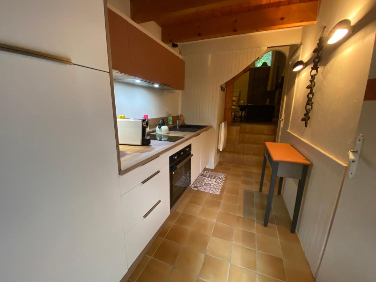 Cuisine ou kitchenette dans l'établissement Les Moulins Du Duc ÉCOLODGE