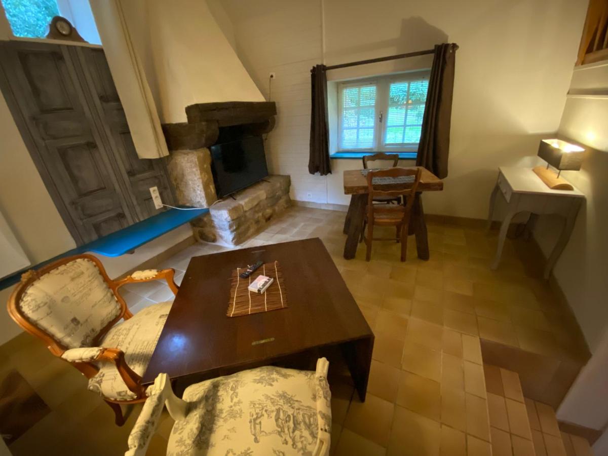 Coin salon dans l'établissement Les Moulins Du Duc ÉCOLODGE