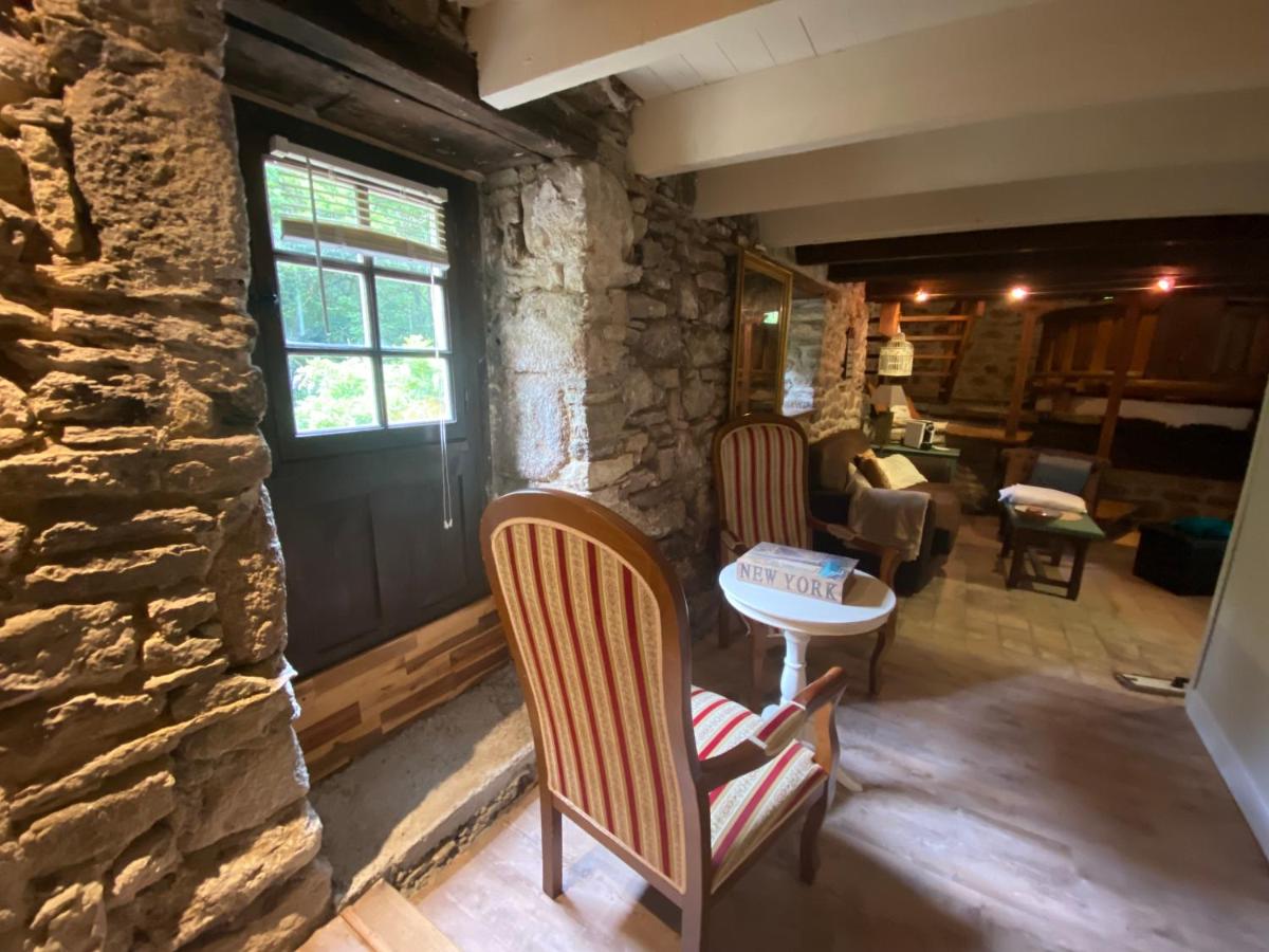 Coin salon dans l'établissement Les Moulins Du Duc ÉCOLODGE