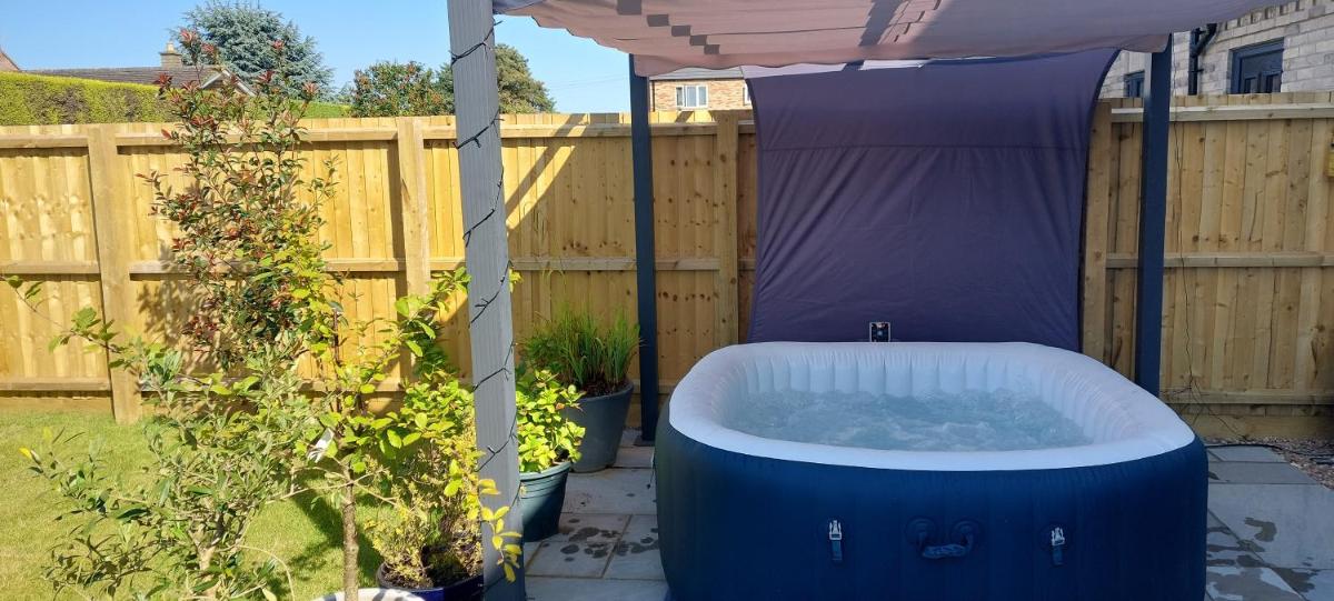 Boutique style room, King Sized Bed, Breakfast, Own Bathroom, Free Parking, Gosberton Village - Housity