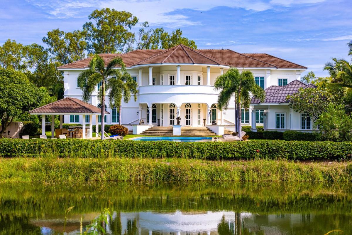 The White House, Palm Hills Golf and Country Club - Housity