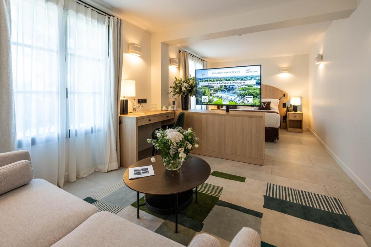 Coin salon dans l'établissement Le Vallon de Valrugues Hotel Spa & Villas