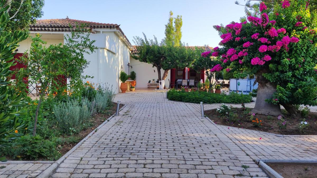 Mediterranean house with beautiful garden - Housity