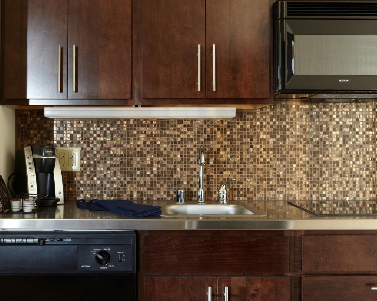 Brewhouse Inn and Suites - Housity