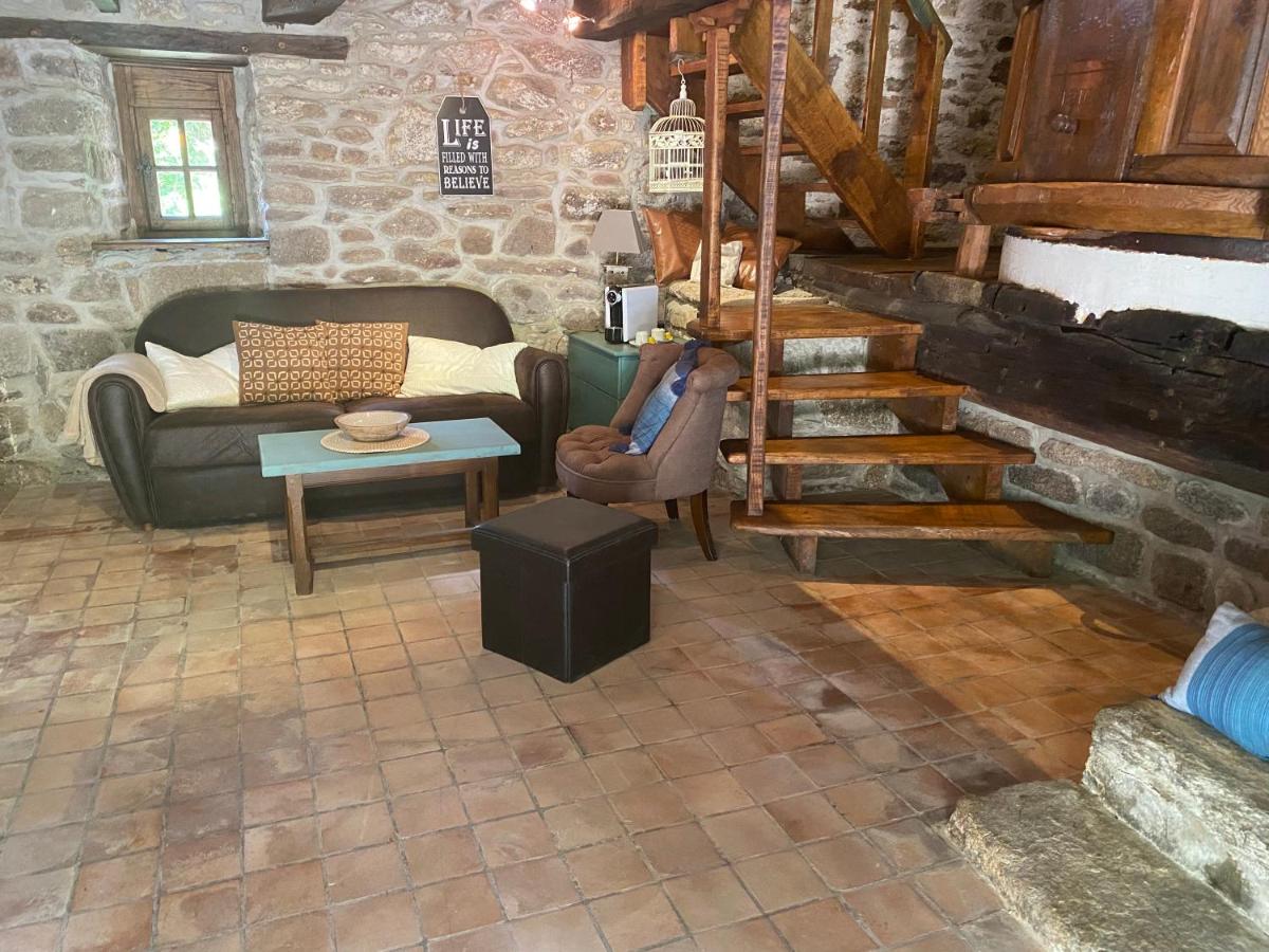 Coin salon dans l'établissement Les Moulins Du Duc ÉCOLODGE