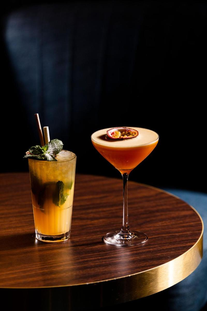 - deux cocktails assis au-dessus d'une table en bois dans l'établissement Hôtel Restaurant le Touring - Teritoria, à Saint-Raphaël 39 autres photos