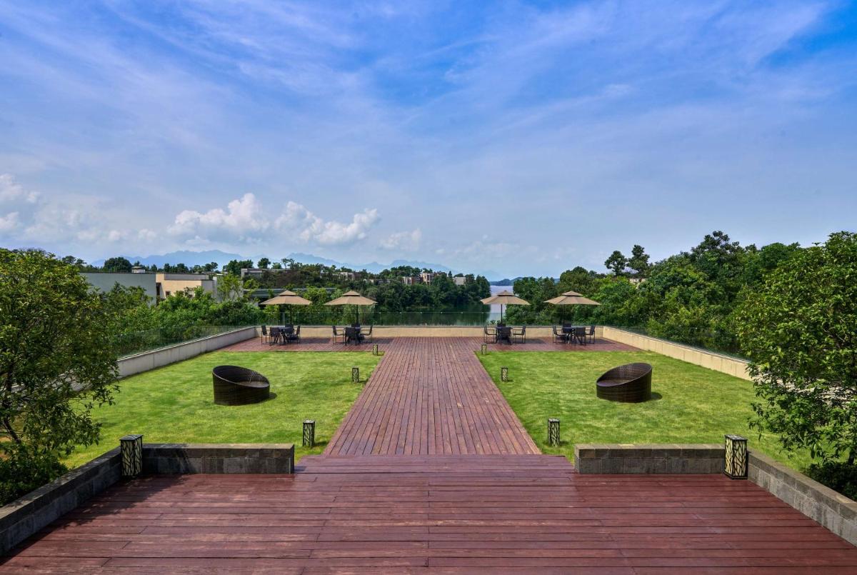 Suitetrails - Lushan West Sea Resort, Curio Collection by Hilton