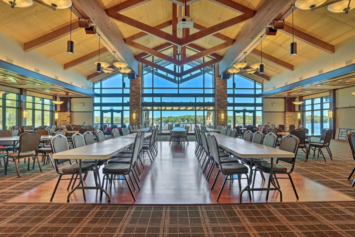 Walk to Beaches Tree-Lined Pocono Lake Retreat! - Housity