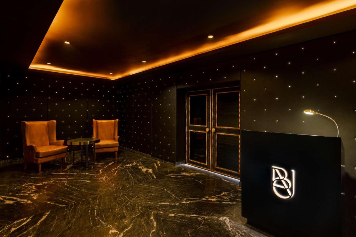 a room with two chairs and a table in a room at Hilton Jaipur in Jaipur a room with two chairs and a table in a room at Hilton Jaipur in Jaipur