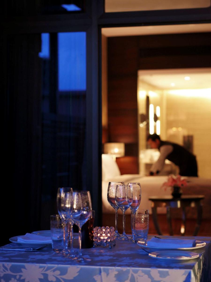 a table with wine glasses sitting on a table at Hilton Jaipur in Jaipur a table with wine glasses sitting on a table at Hilton Jaipur in Jaipur