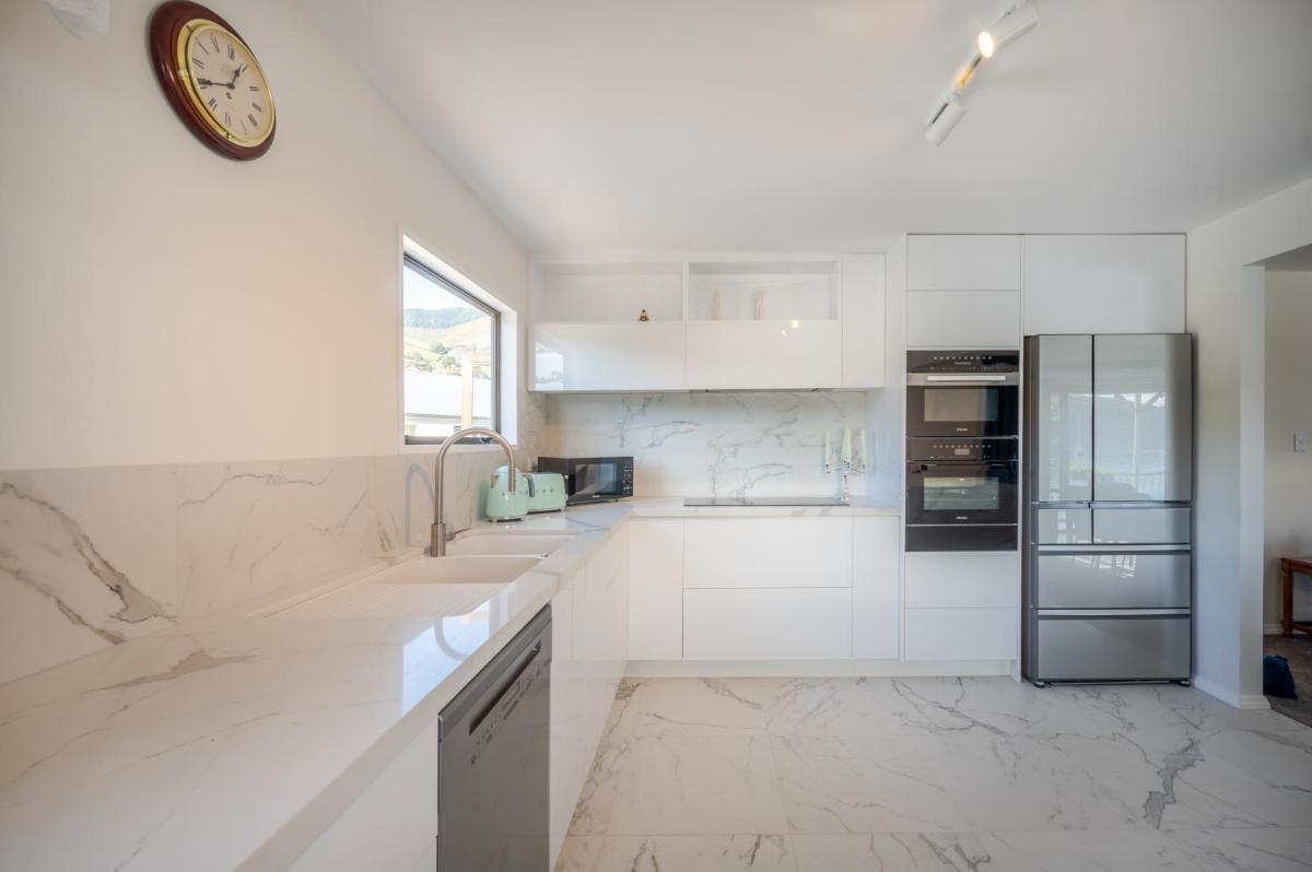 Maison de la Mei - Akaroa Deluxe Upstairs Unit - Housity