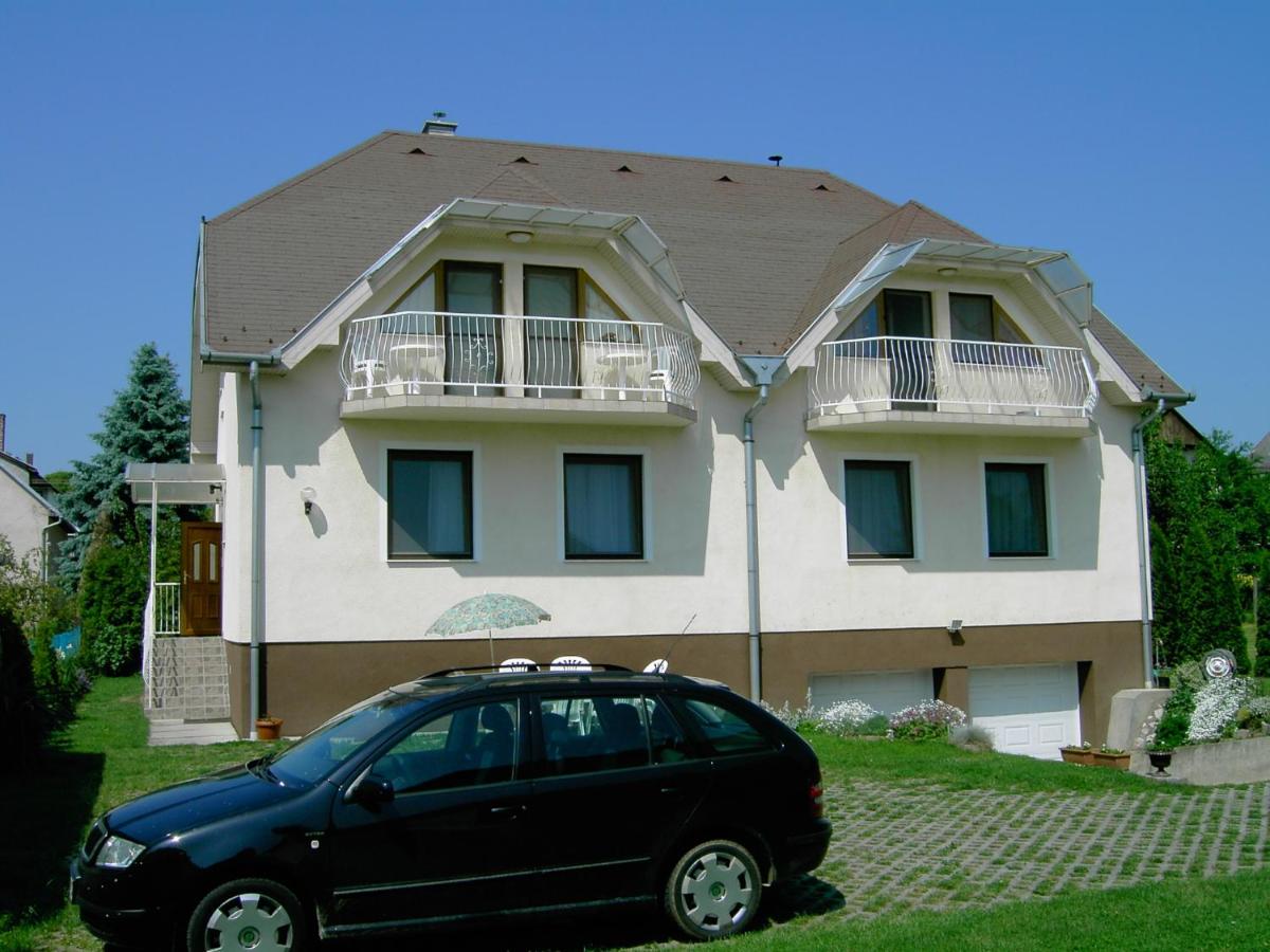 Varga Apartmanház - Housity