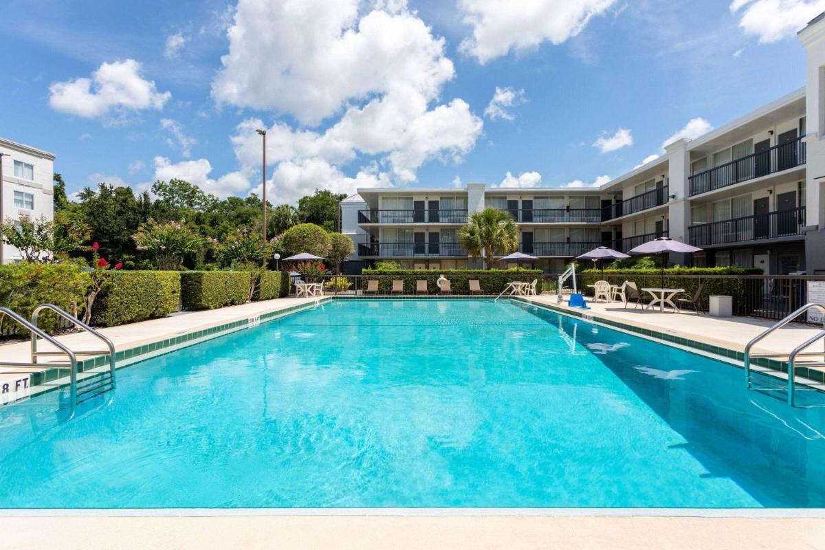Ramada by Wyndham Altamonte Springs Near I-4 - Housity