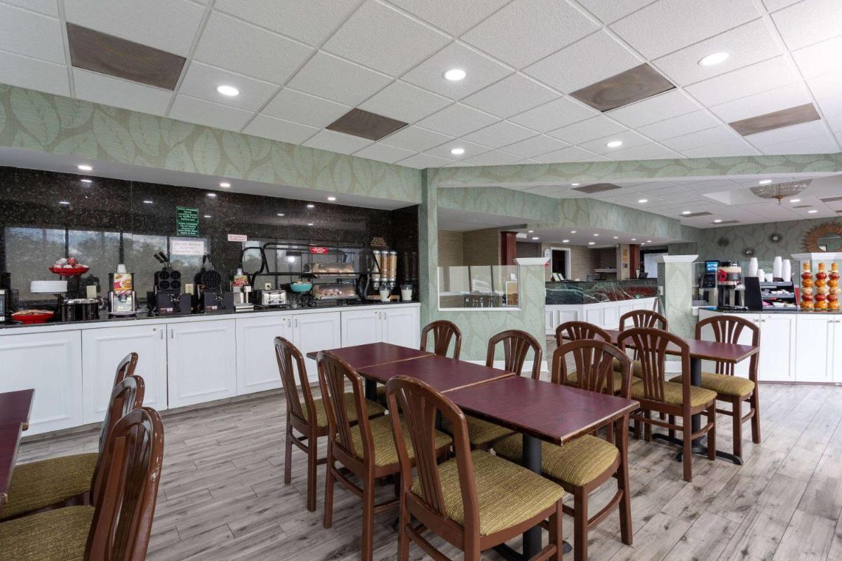 Ramada by Wyndham Altamonte Springs Near I-4 - Housity