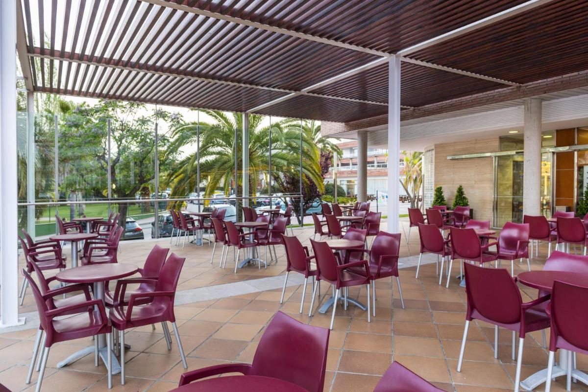 Un restaurante o sitio para comer en Aparthotel Costa Encantada