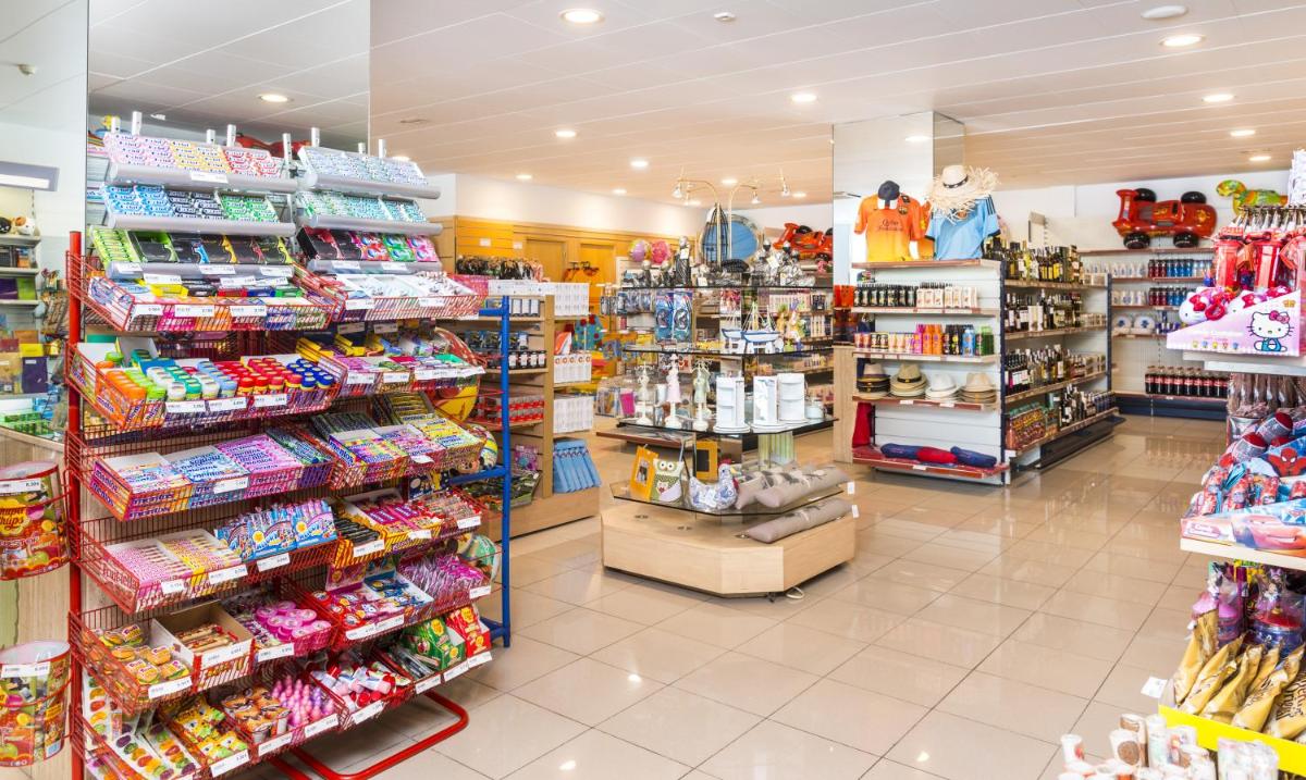 Supermercado u otro tipo de tienda en el hotel o alrededores
