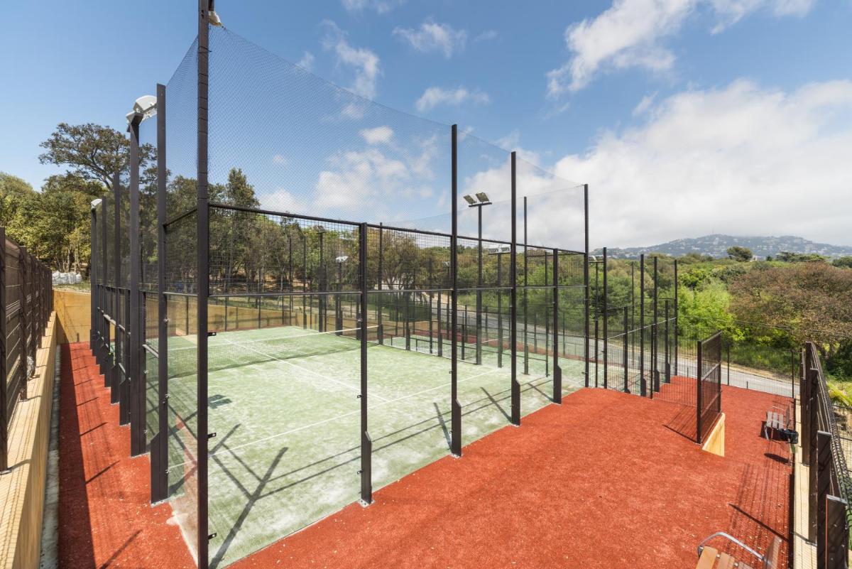 Instalaciones para jugar a tenis o squash en Aparthotel Costa Encantada o alrededores
