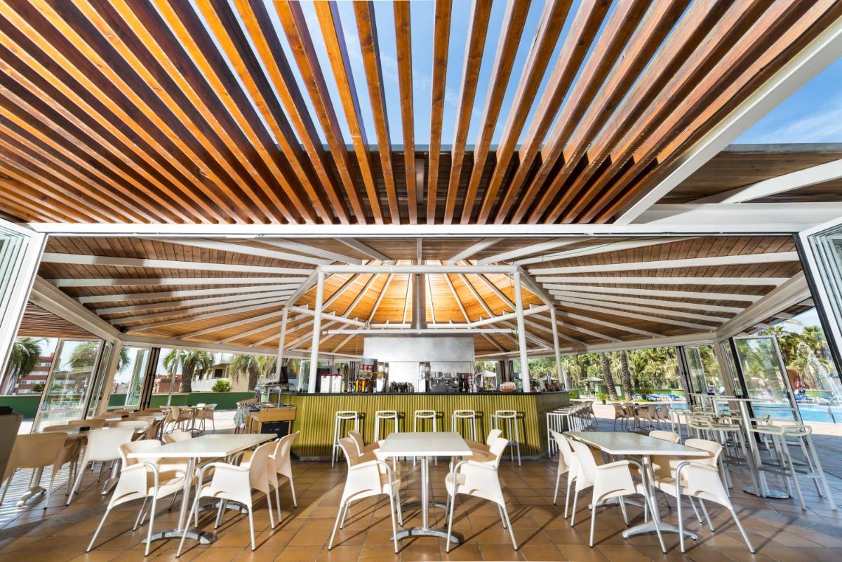 Un restaurante o sitio para comer en Aparthotel Costa Encantada