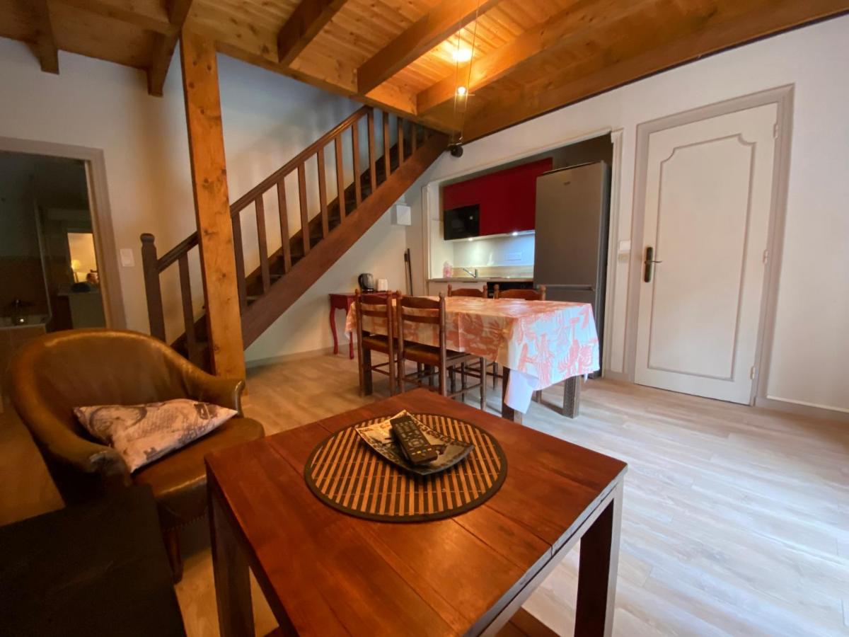 Coin salon dans l'établissement Les Moulins Du Duc ÉCOLODGE