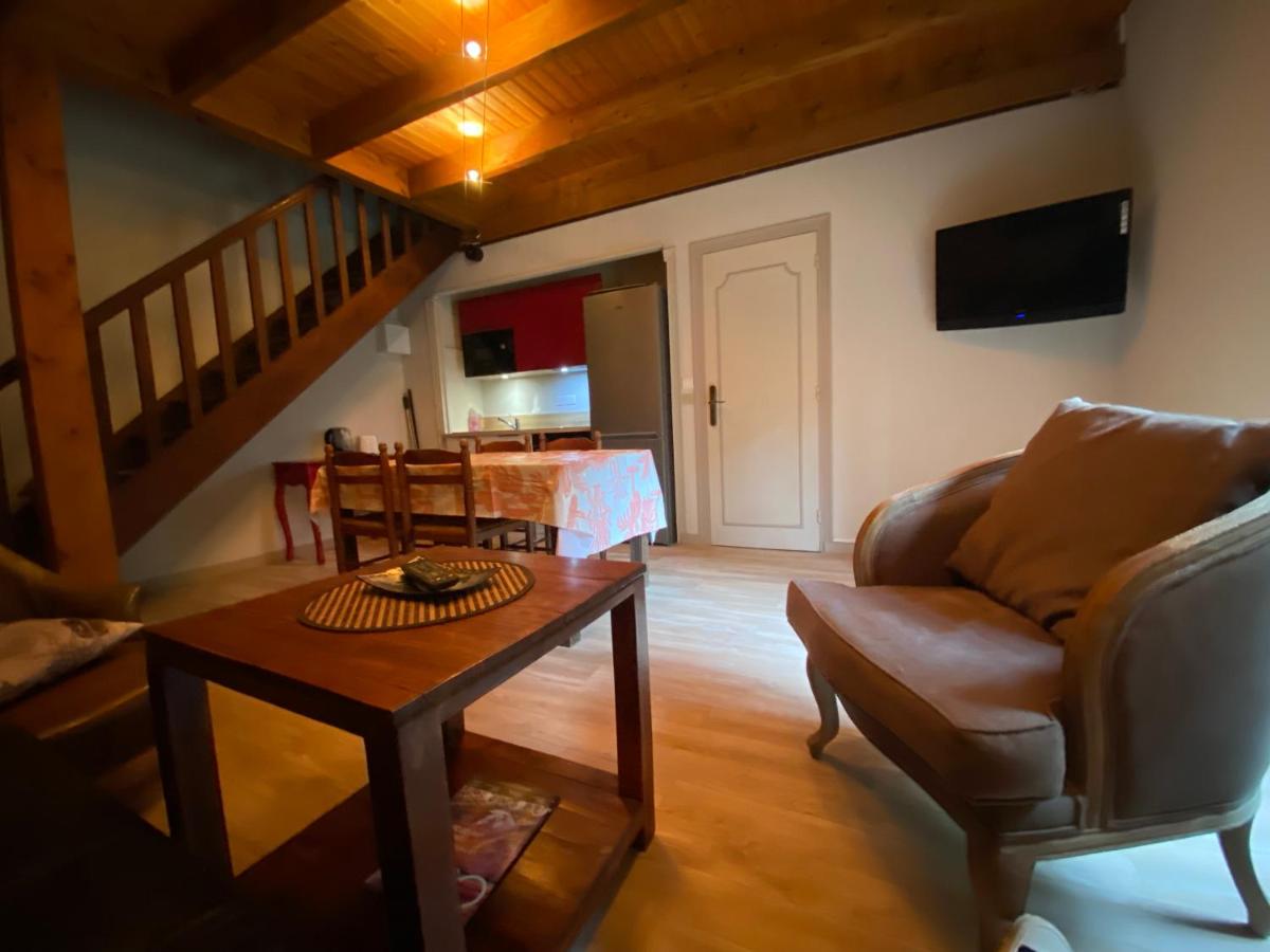Télévision ou salle de divertissement dans l'établissement Les Moulins Du Duc ÉCOLODGE