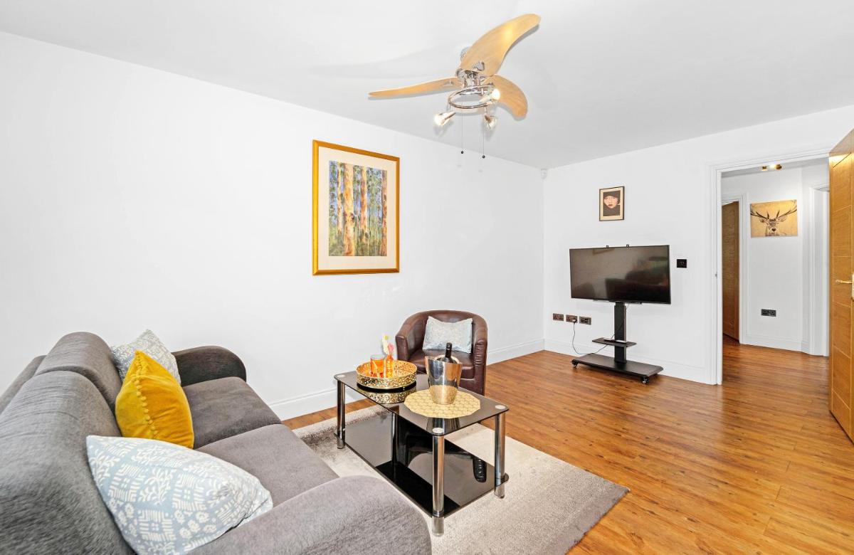 Kempton Park Views -Two Double Bedroom Luxury Apartments - Housity