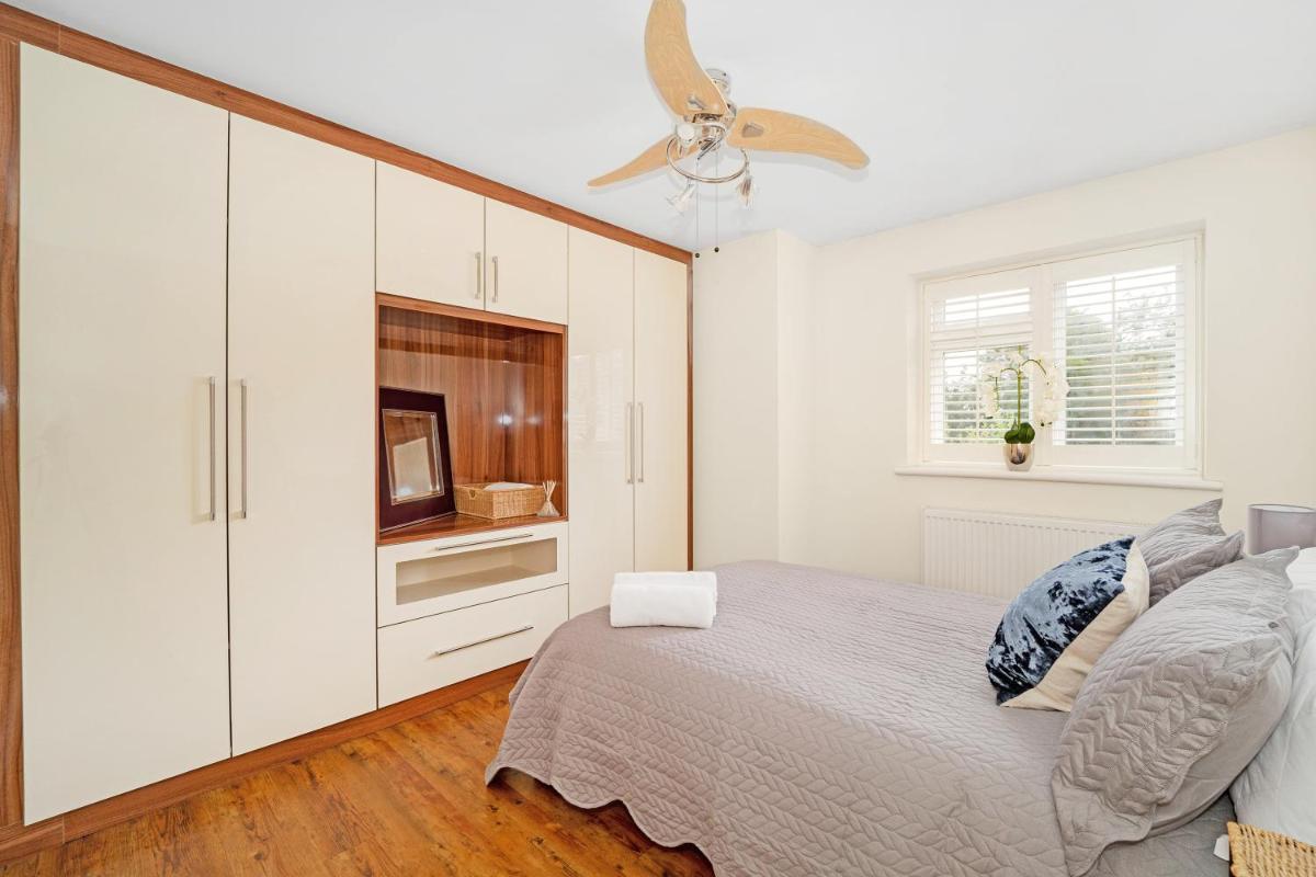 Kempton Park Views -Two Double Bedroom Luxury Apartments - Housity