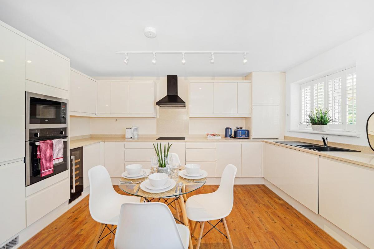 Kempton Park Views -Two Double Bedroom Luxury Apartments - Housity
