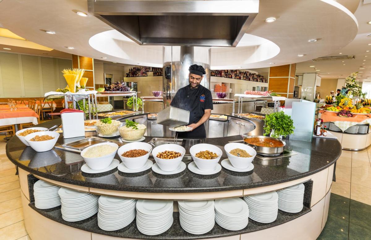 Comida en o cerca de este hotel