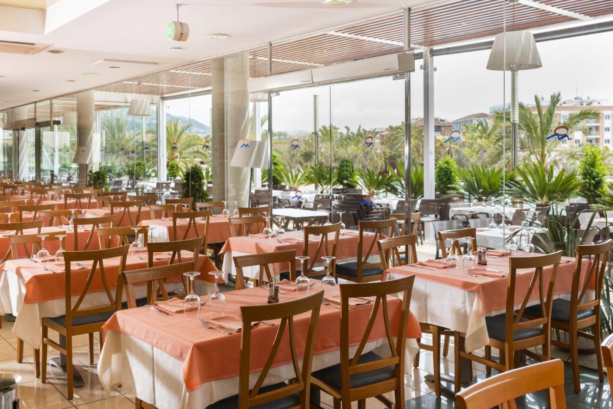 Un restaurante o sitio para comer en Aparthotel Costa Encantada
