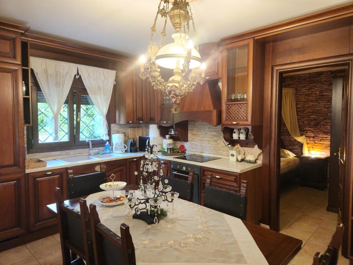 British Wood 'n Stone House - Housity