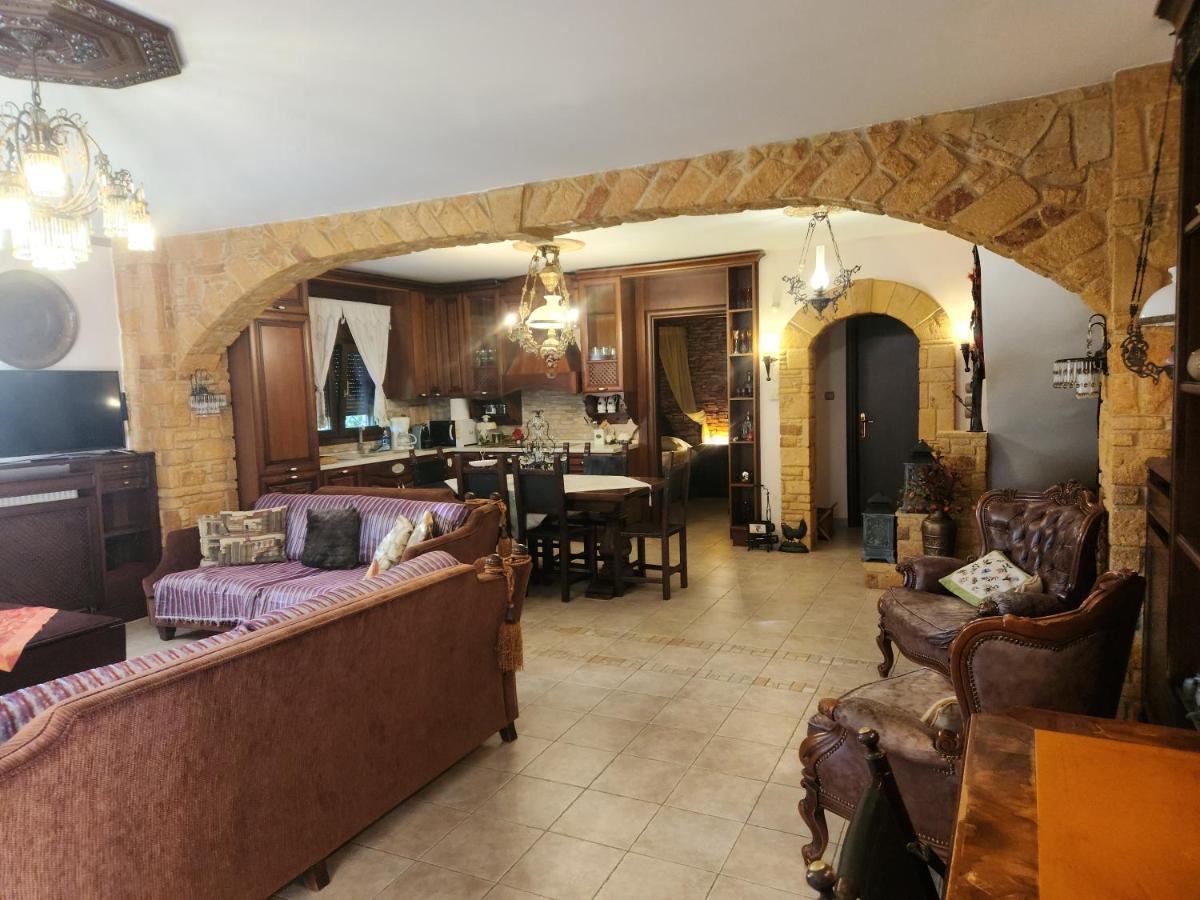 British Wood 'n Stone House - Housity