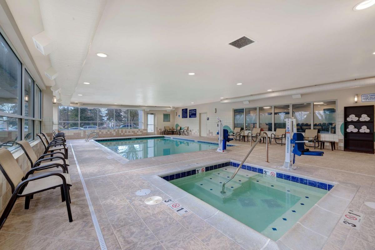 Hampton Inn & Suites Seattle/Federal Way - Housity