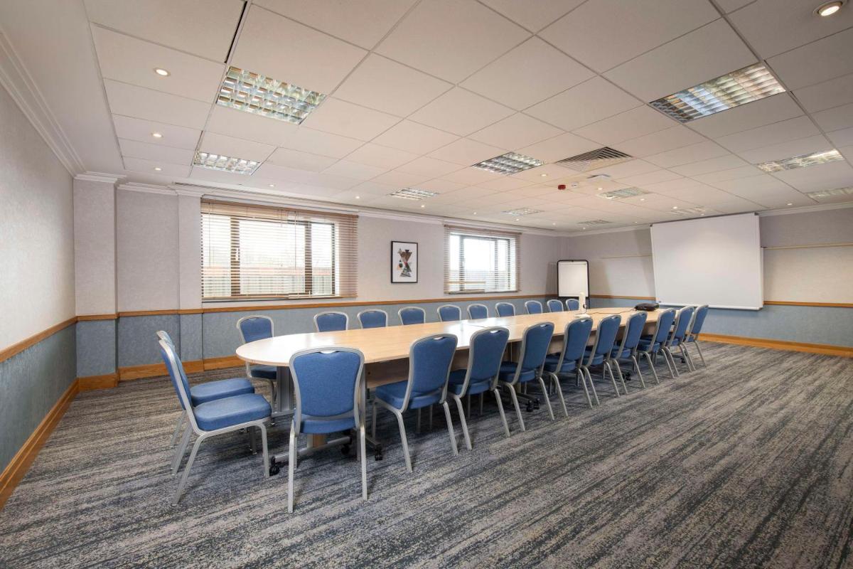 DoubleTree by Hilton Swindon Hotel - Housity