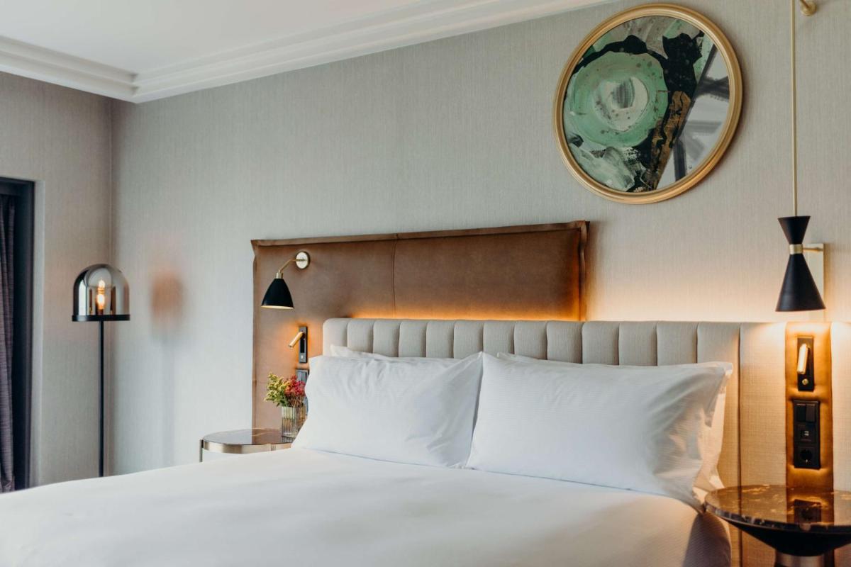 Ein Bett oder Betten in einem Zimmer der Unterkunft Hilton Frankfurt City Centre